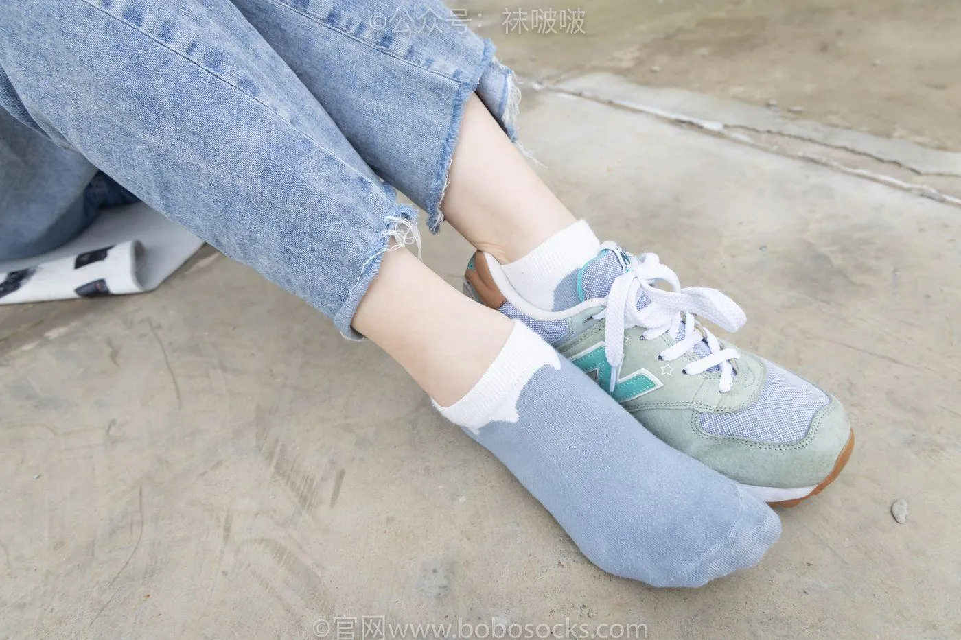 [BoBoSocks袜啵啵]NO.020 熊熊-NB运动鞋、蓝色短棉袜（踩脏）、裸足 [150P]插图6